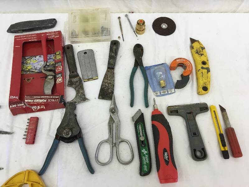 lot 451 image: tools, stanley clamp, screw drivers