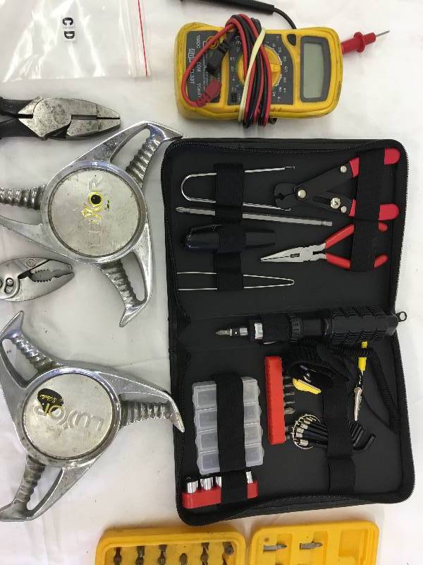 lot 453 image: assorted tools, pliers