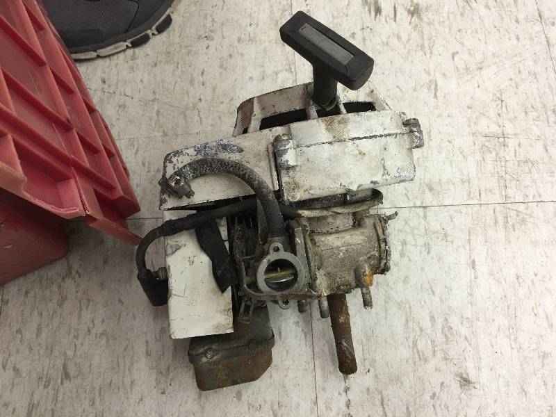 lot 476 image: 2 small engines and an airhose