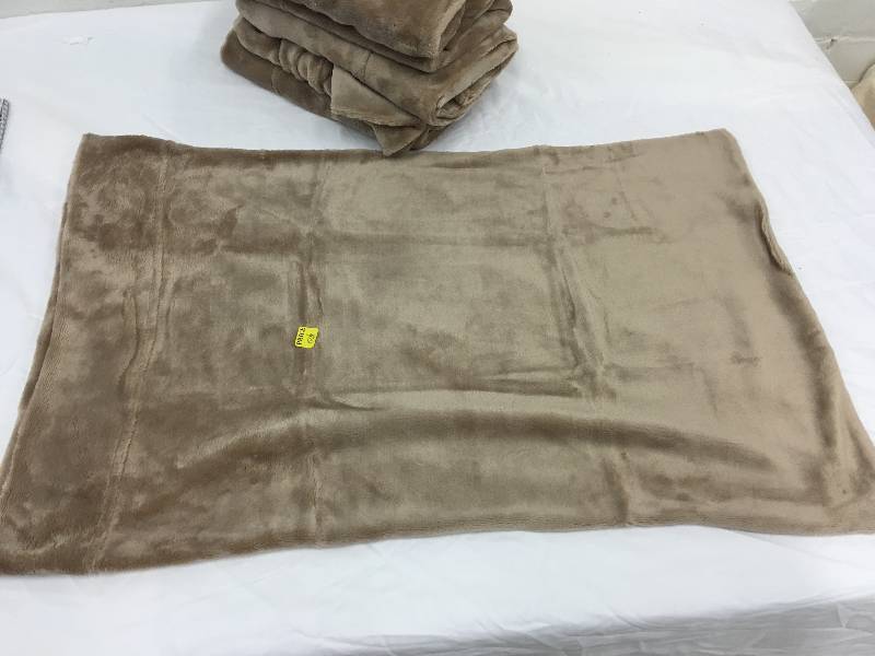 lot 538 image: 6 brown soft pillow cases
