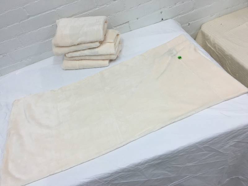 lot 539 image: 6 white soft pillow cases