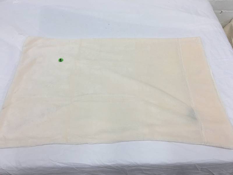 lot 540 image: 6 white soft pillow cases