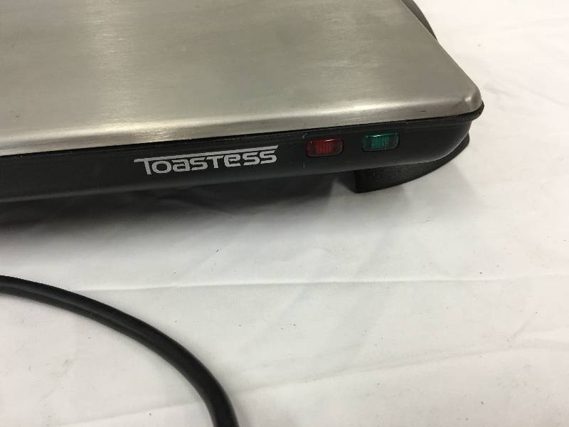lot 564 image: Toastess TWT-40 Silhouette 1000-Watt Cordless Classic Stainless-Steel Warming Tray, 4 Plate  retail $70