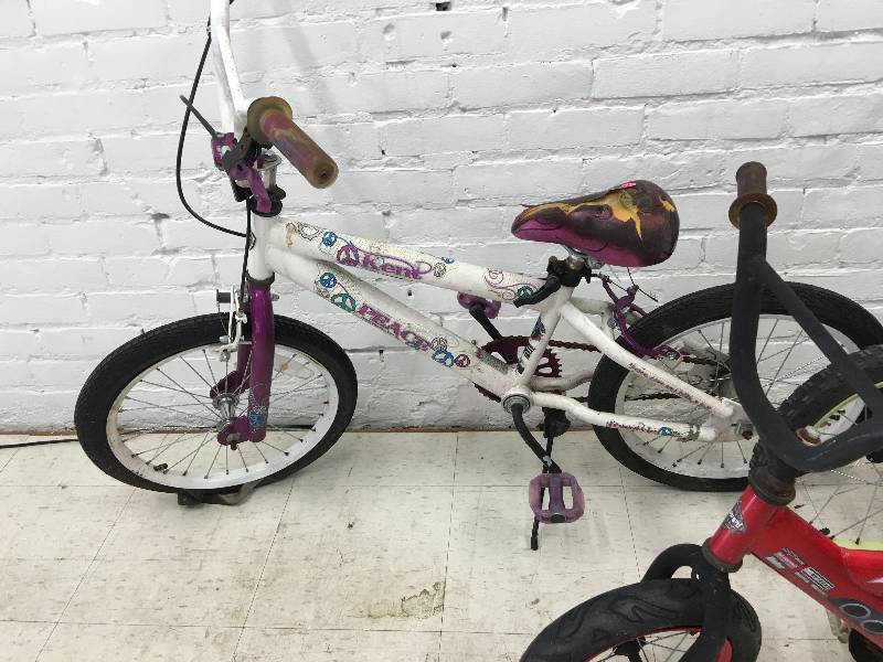 lot 568 image: 3 kids bikes
