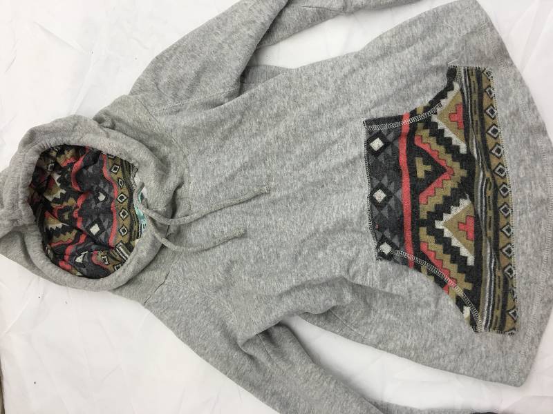 lot 593 image: maurices small sweater