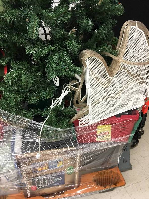 lot 600 image: large lot of seasonal items