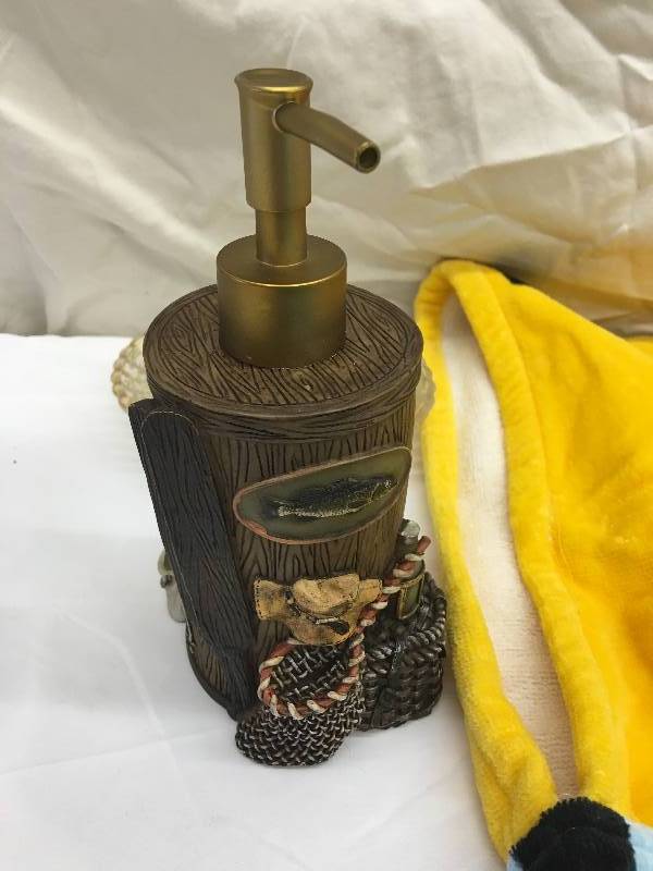 lot 652 image: child towels soap dispenser