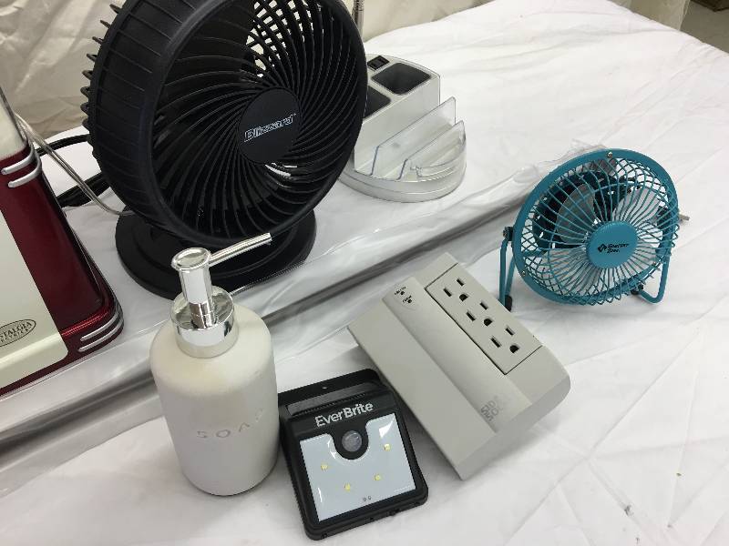 lot 661 image: fan,lamp,popcorn machine,side socket