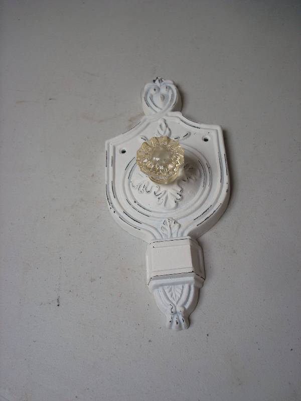 lot 22 image: Vintage Door Knob Handle Style Hanging Decor