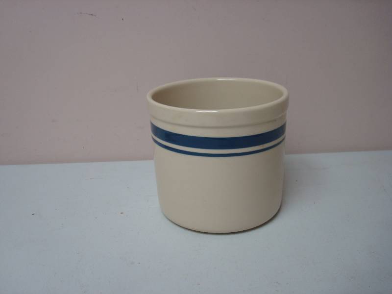 lot 25 image: Roseville Pottery 2qt Crock Jar, Good Condition