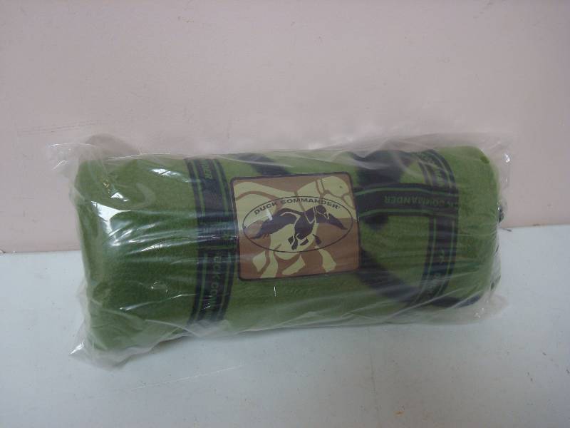 lot 33 image: New Duck Commander Dynasty 50x 60 Fleece
