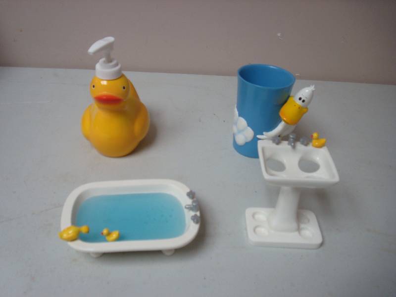 lot 40 image: Lot Of New Duck Themed Bathroom Items