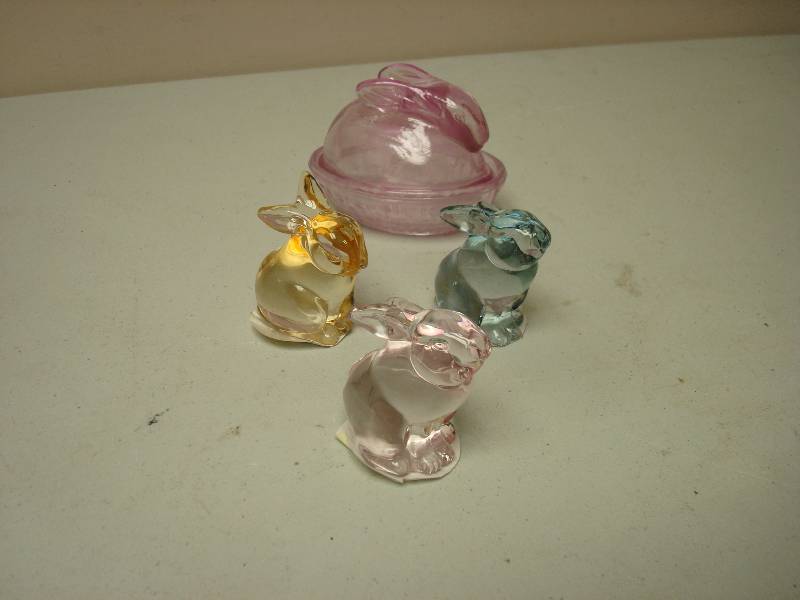 lot 47 image: Lot Of Glass Bunnies