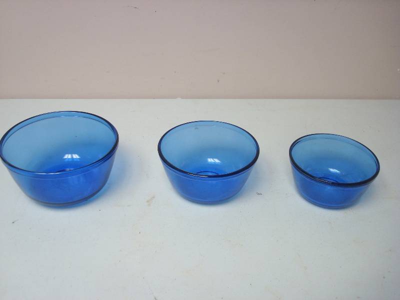 lot 52 image: Lot Of Anchor Ovenware Mixing Bowls - Blue