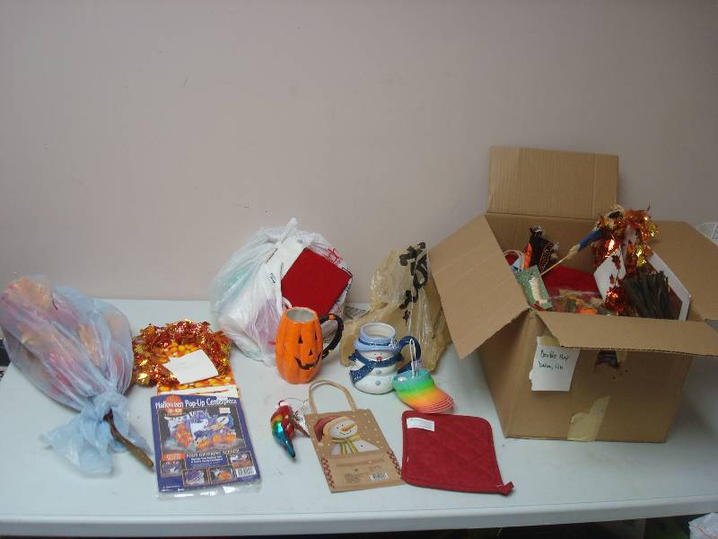 lot 94 image: Box With Holiday Decor Items