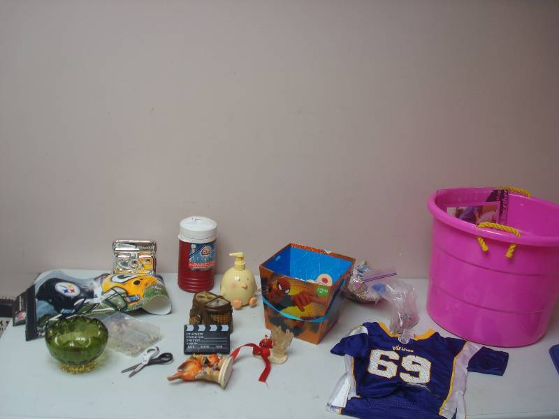 lot 97 image: Pink Round Bin With Some Items