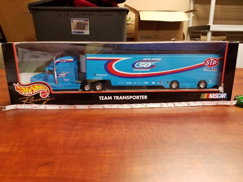lot 9 image: Nascar Hot Wheel Mattel Racing Team Transporter