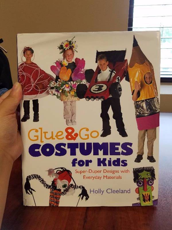 lot 31 image: Glue and Go Costumes for Kids By Holly Cleeland
