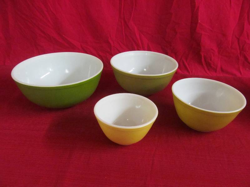Pyrex Bow Set