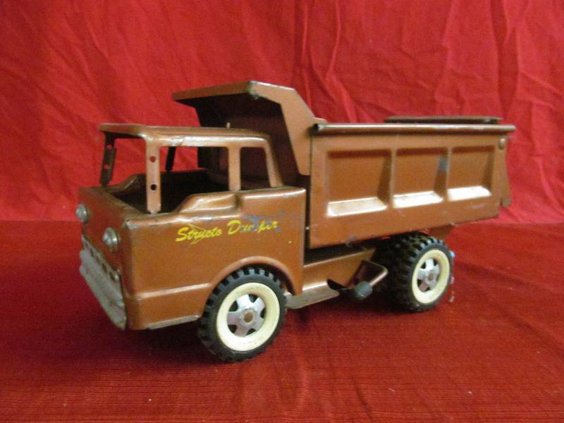 Structo dump truck