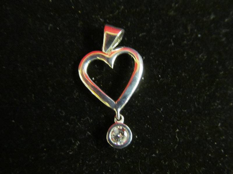 DiamondWhite Gold Heart Pendant