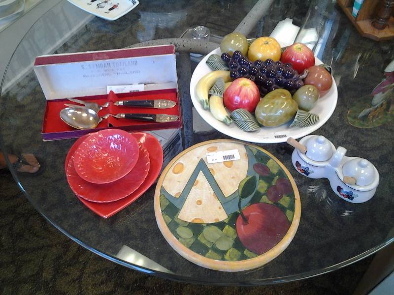 2-Piece Serving Set From Thailand, Fruit Decor, Trivet, Server