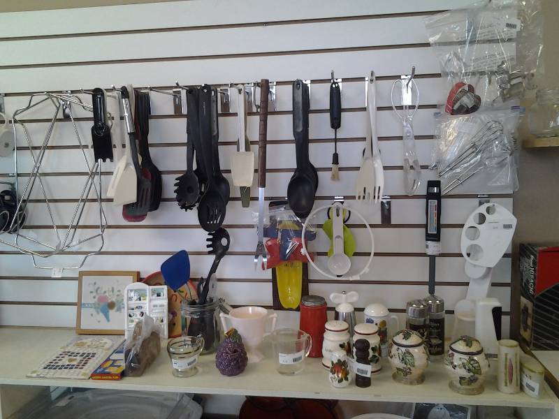 Content On Pegs & Top Shelf, Utensils, Salt & Peppers, Casserole Racks