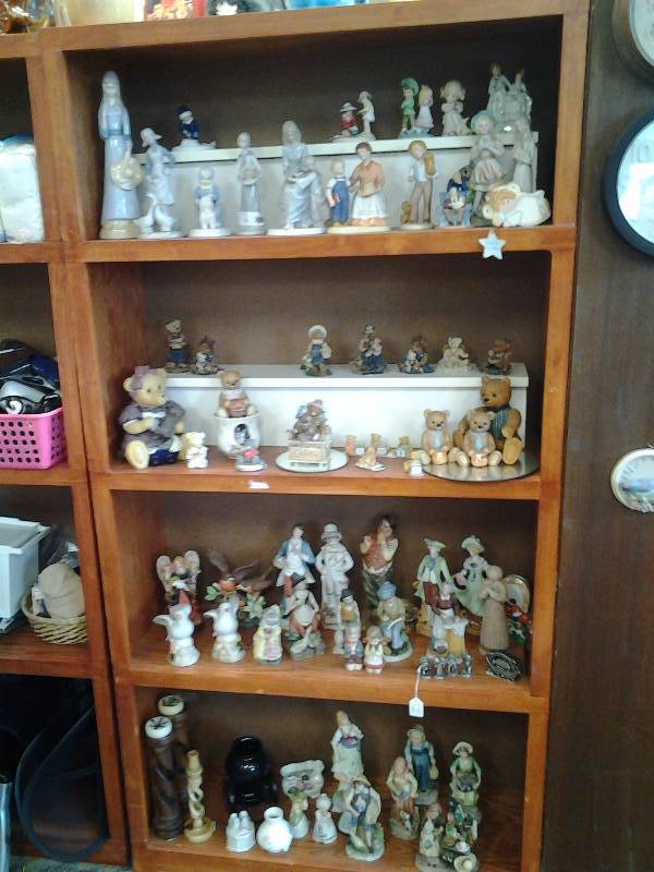 Contents On 4-Shelves Boyds Bears, Figurines Collectibles