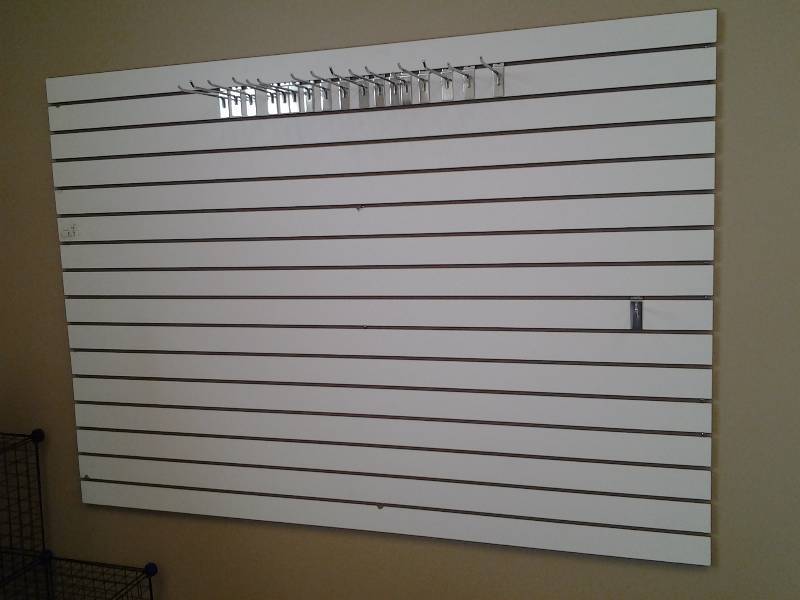Slat Wall with 18 Pegs 48x67 (Bring Tools-Phillips)