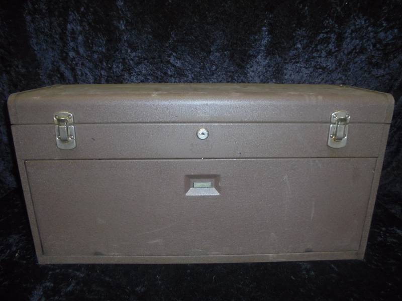 lot 12 image: Kennedy Metal Tool Box,  Great condition, Has keys, Drawers Slide Great