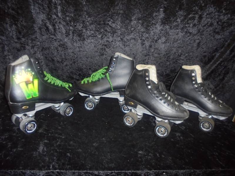 lot 33 image: Rollerskates, Men Size 10, Size 6
