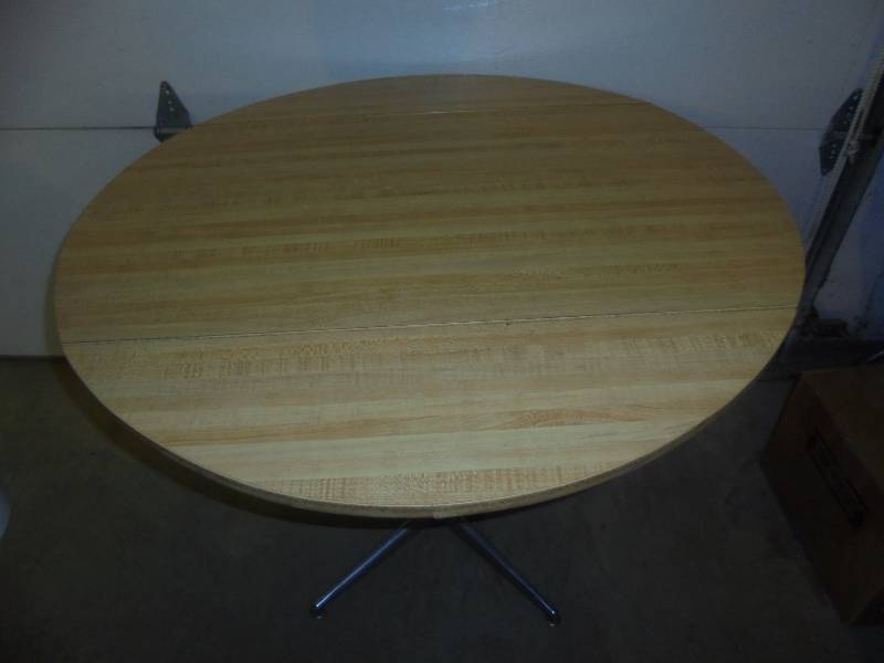 lot 40 image: Drop Leaf Table on Metal Base, 36 round, needs tightening