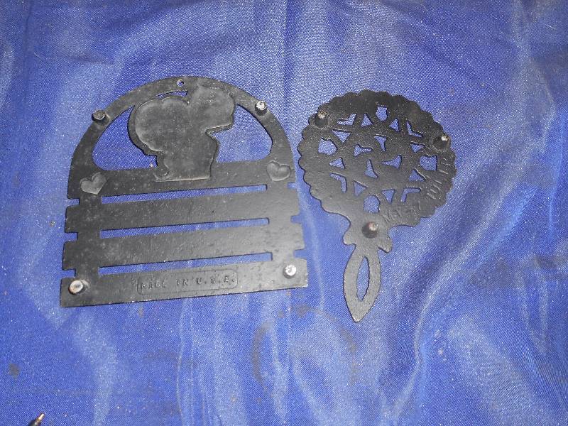 2 VINTAGE METAL TRIVETS