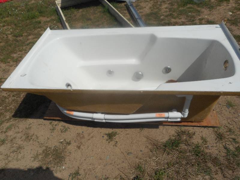 WHIRLPOOL BATHTUB