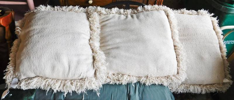 decorative pillows 3 white