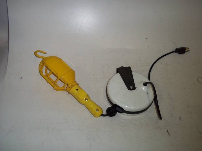 Trouble light with retracting cord
