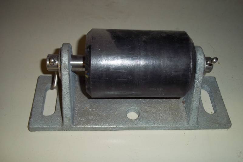 Heavy Duty Roller with Bracket 9.5 x 3  roller is 3 high x 4 34 wide