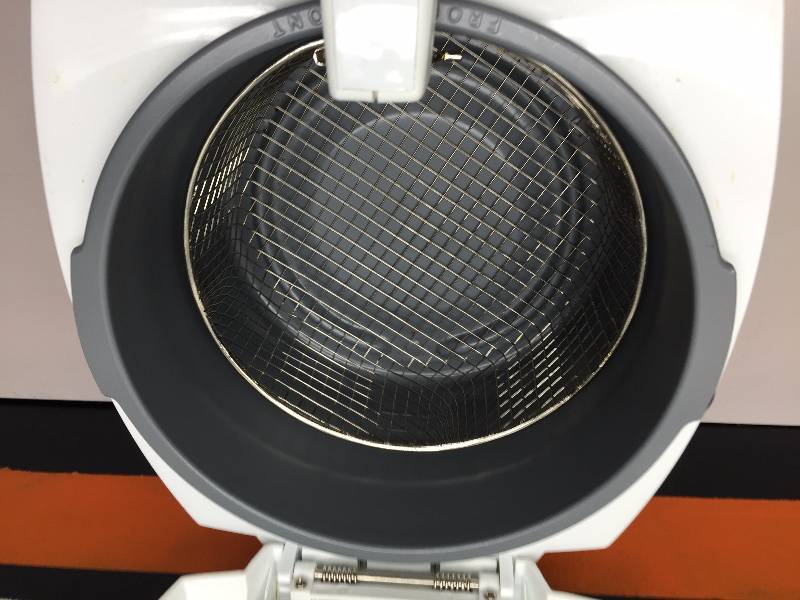 lot 6 image: PRESTO COOL TOUCH DEEP FRYER BIG 6 SERVINGS CAPACITY