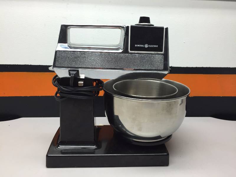 lot 8 image: GENERAL ELECTRIC MIXER WITH BOWLS, BEATERS, DOUGH HOOKS