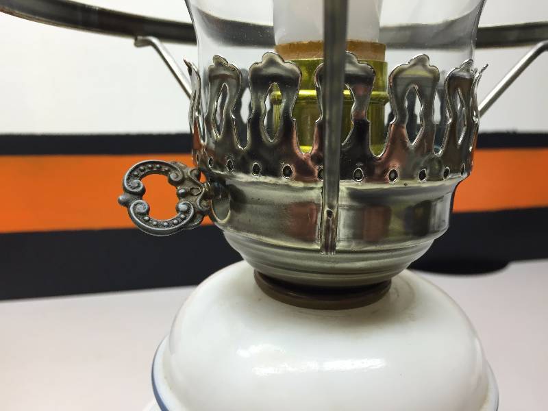 lot 11 image: VINTAGE ELECTRIC LAMP