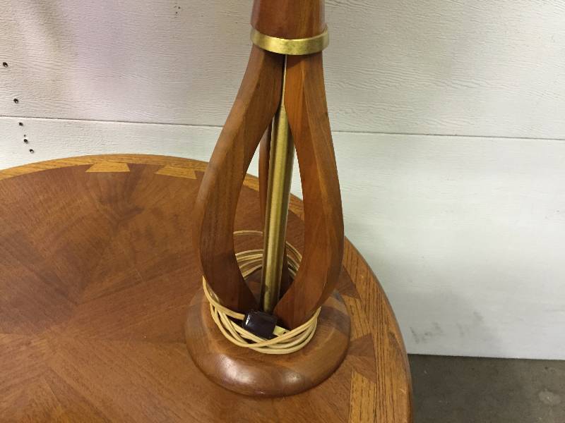 lot 18 image: WOODEN LANE END TABLE, WOODEN BASE LAMP (2)
