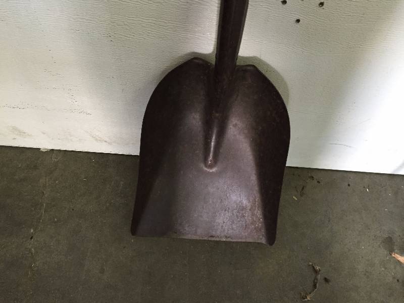 lot 24 image: SCOOP SHOVEL AND GARDEN HOE