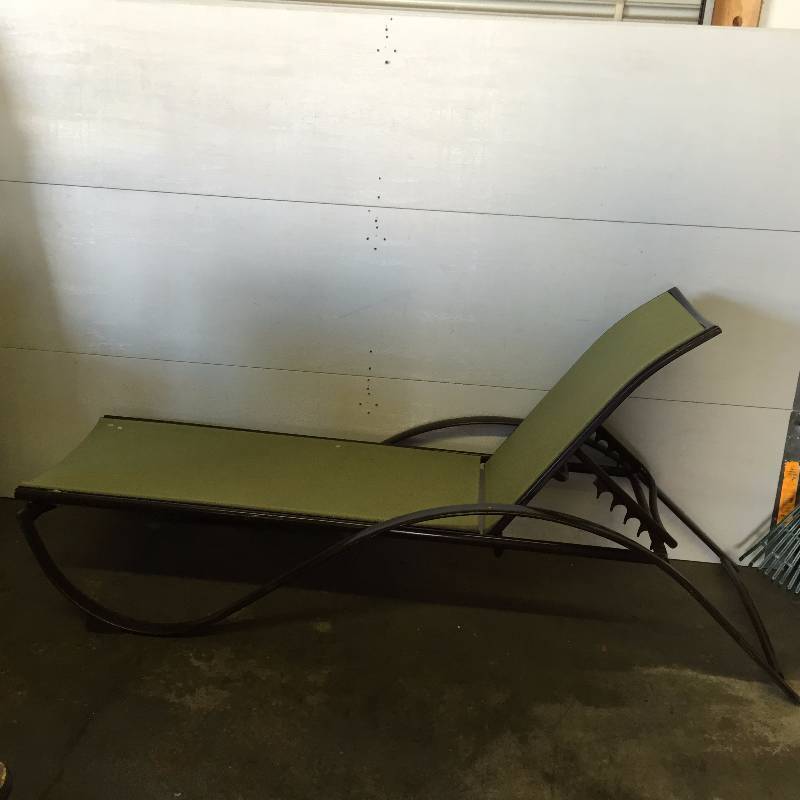 lot 36 image: TREASURE GARDEN PATIO UMBRELLA, DECK LOUNGER, 13 SWEET HEART ROSE POTS , PLASTIC FLOWERS