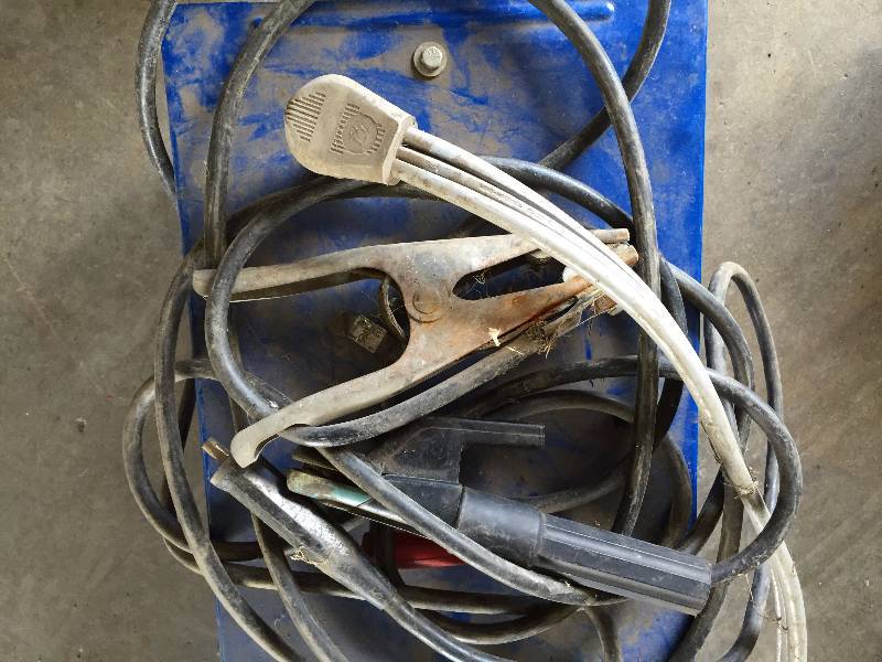 lot 39 image: MILLER THUNDERBOLT 225 STICK WELDER