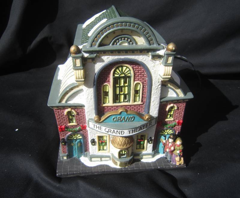 lot 512 image: Grand Theater Porcelain Fiber Optic Christmas House - Collectible Hand Painted