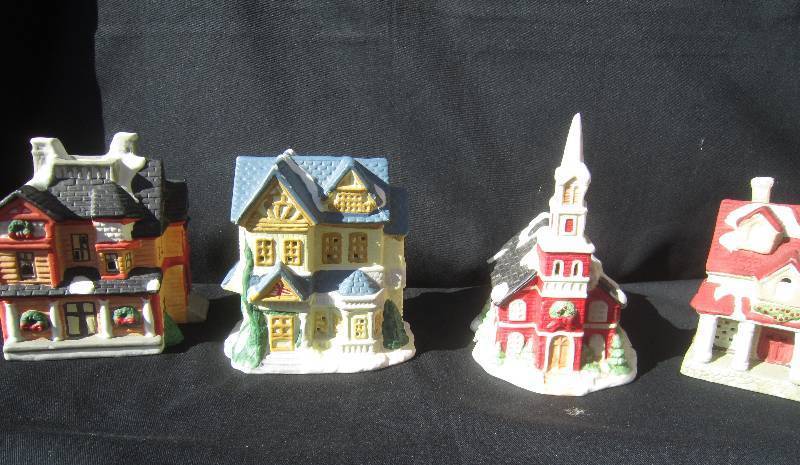 lot 528 image: 4 - Christmas Village Houses