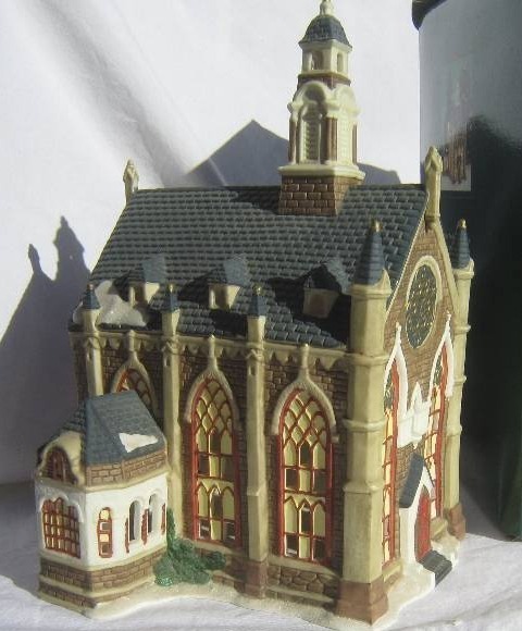 lot 556 image: Collectible Christmas Lighted House - Heartland Valley Village - Church