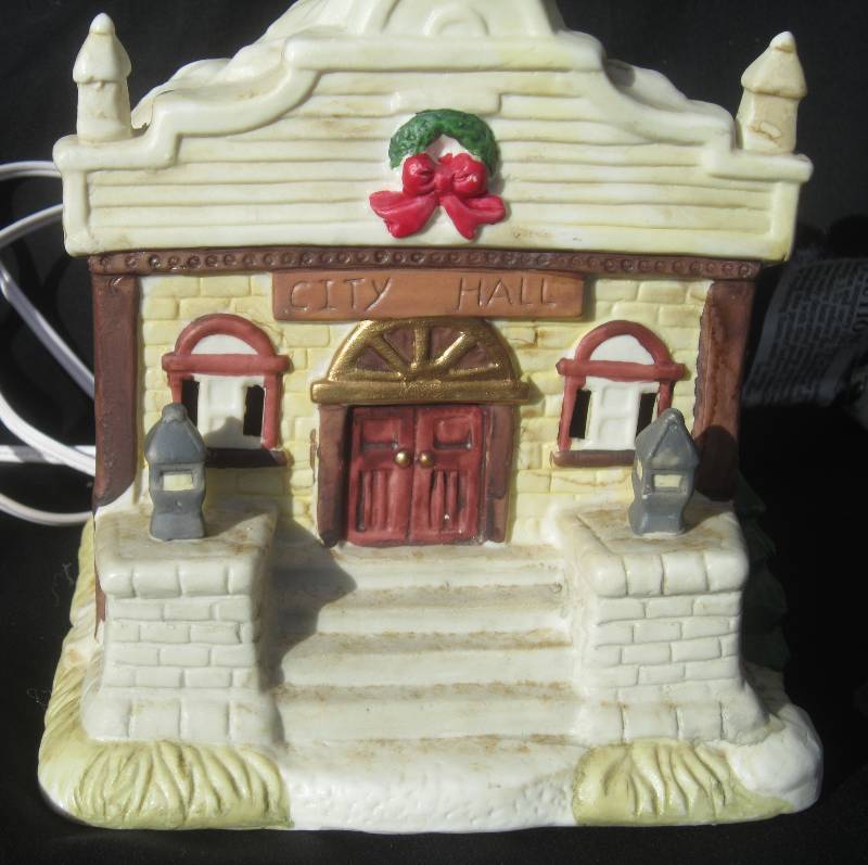 lot 566 image: Collectible Lighted House - City Hall