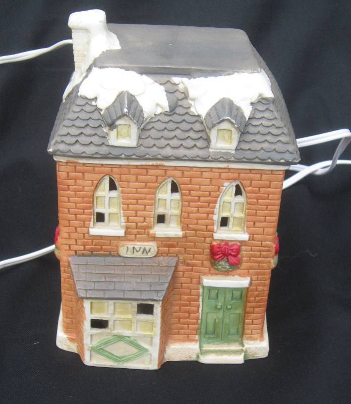 lot 568 image: Collectible Lighted House - Inn