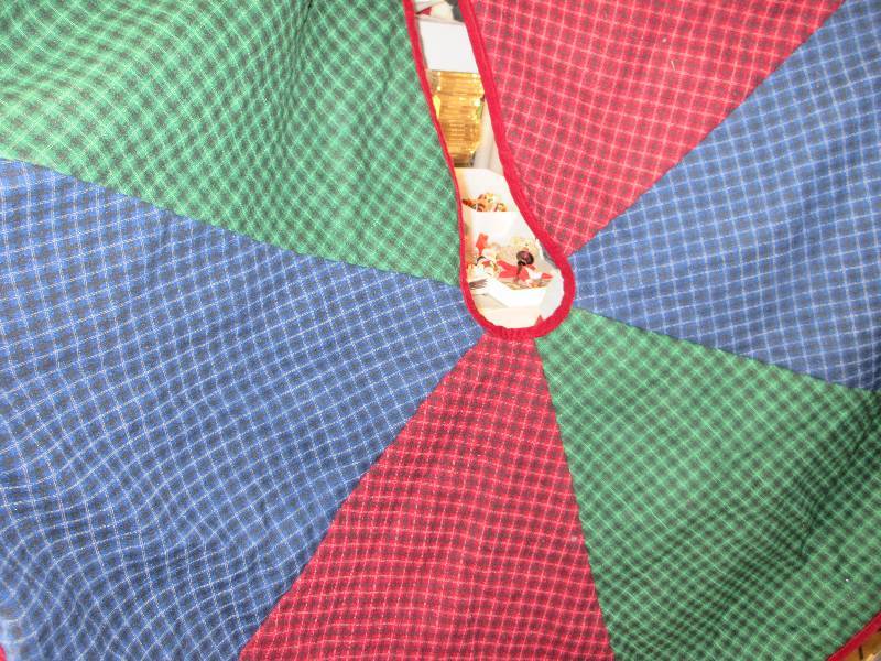 lot 572 image: Christmas Lot of Holly Dishes & Large Quilted Tree Skirt